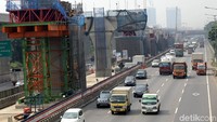 Jalan tol itu dikembalikan kondisinya menjadi empat lalur.