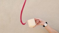Minuman berwarna pink gelap itu terlihat tumpah dan beku ini di bagian atas cangkir. Padahal ia memotretnya dalam keadaan terlungkup. Foto: Instagram anniset