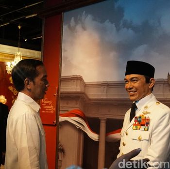 Jokowi saat memandangi patung lilin Bung Karno. 