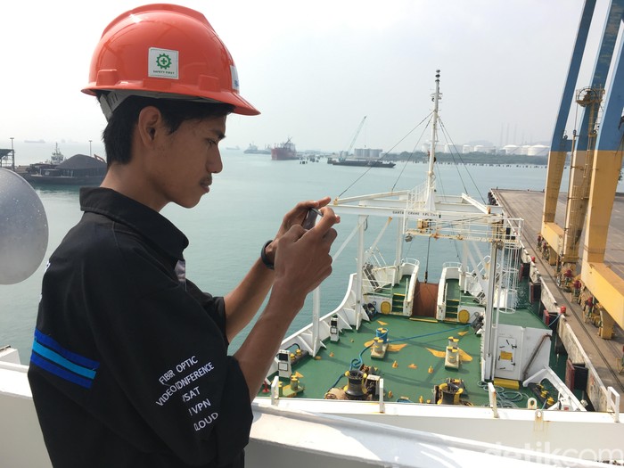 Suasana di kapal. Foto: Agus Tri Haryanto/inet Suasana di kapal. Foto: Agus Tri Haryanto/inet