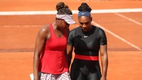 Serena juga main dengan pakaian yang sama saat tampil di kategori ganda putri bersama kakaknya, Venus Williams. (Foto: Matthew Stockman/Getty Images)