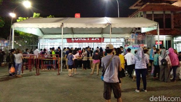 Pengunjung mengantre di loket pembelian tiket masuk ke PRJ