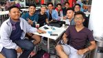 Papah Muda Keren! Begini 10 Gaya Alvin, Anak Ustaz Arifin Ilham Saat Kulineran