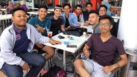 Mampir ke resto fast food. Begini nih gaya Alvin kalau sedang berkumpul dengan teman-temannya. Foto: Instagram @alvin_411