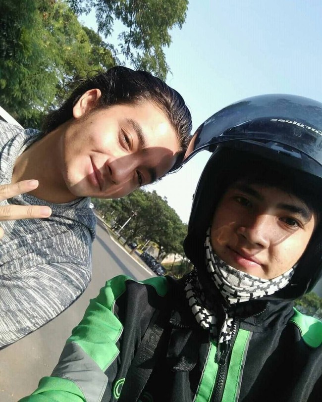 Belum lama ini seorang driver ojek online mendapatkan kesempatan untuk mengantar aktor Bryan Damani. Ia pun mengabadikan momen tersebut dengan berselfie bersama sang aktor dan mengunggahnya di media sosial. Foto: Instagram
