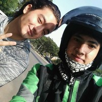 Belum lama ini seorang driver ojek online mendapatkan kesempatan untuk mengantar aktor Bryan Damani. Ia pun mengabadikan momen tersebut dengan berselfie bersama sang aktor dan mengunggahnya di media sosial. Foto: Instagram