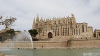 Raja James I memang sempat bersumpah, jika berhasil menguasai Mallorca akan membangun gereja di Mallorca. Penampakan Katedral Palma de Mallorca atau La Seu (Dadan/detikTravel)