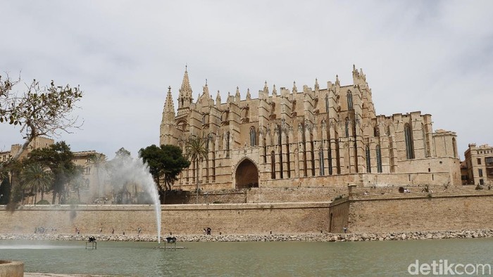 Wisata di Palma de Mallorca, Port de Sollier dan Katedral Palma de Mallorca atau La Seu