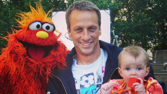 aktivitas tony hawk bersama anak-anaknya