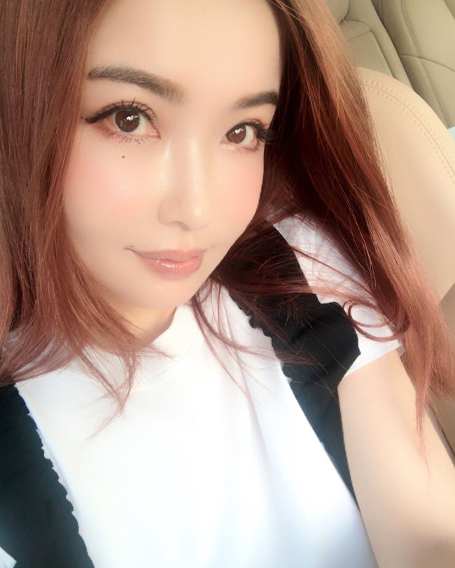 Risa Hirako adalah seorang model asal Jepang. Ia juga populer di media sosial karena penampilan awet mudanya.  Foto: Instagram