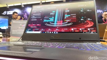Performa SCAR II dan HERO II makin maksimal dengan layar 15,6 inch dengan resolusi 1920 x1080p dan bezel tipis. Kecepatan refresh rate 144Hz dan waktu respons 3ms GTG membuat tampilan game terlihat lebih mulus respons yang lebih cepat. (Foto: detIkINET/Muhamad Reza Sulaiman)