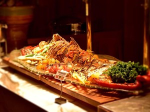 Berbuka Puasa dengan Ikan dan Kambing Bakar Timur Tengah Racikan Chef dari Oman
