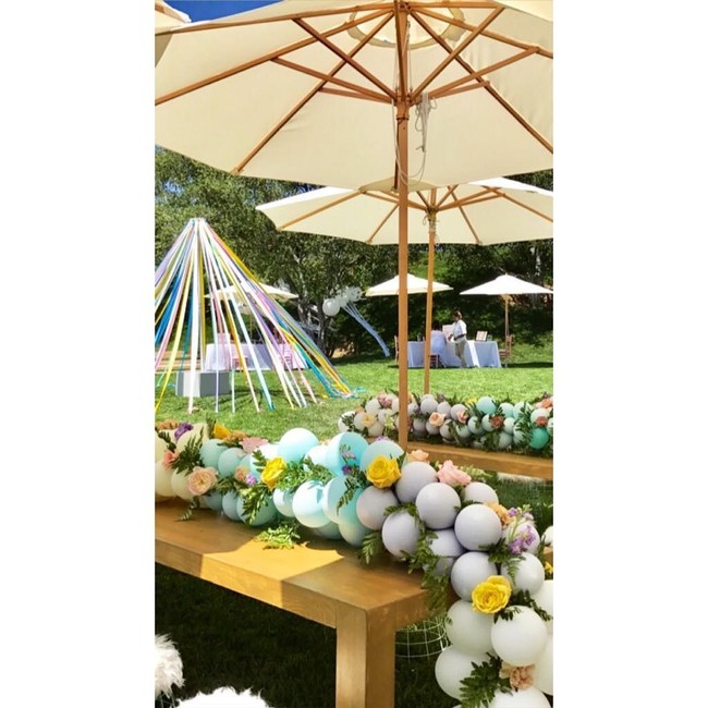 Bagian meja makan juga dihias warna-warni dari balon dan bunga. Foto: Dok. Instagram