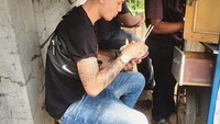 Meskipun makan di tenda gerobak sederhana. Namun tetap saja mie ayamnya pasti rasanya enak. Ia pun menuliskan,Makan siang duluuu tooooo #bahagiaitusederhana. Foto: Instagram @syamsir11alam