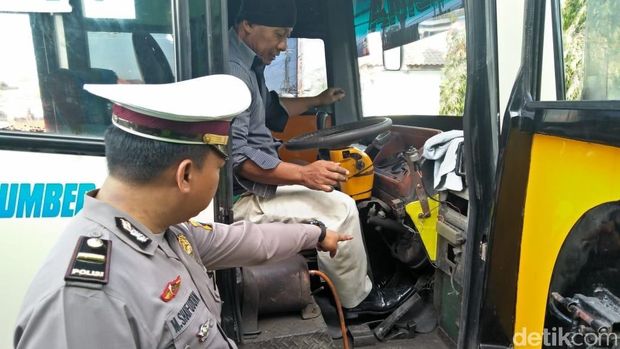 Polisi cek kendaraan di Terminal Demak.