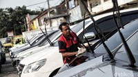 Tempat ini juga menyediakan berbagai jenis mobil untuk disewa.