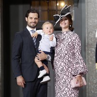 Gambaran keluarga yang menggemaskan. Putri dan Pangeran Swedia bersama putra kecilnya, Pangeran Alexander. Foto: Dok. Getty Images