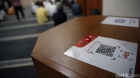 Hal yang membuat masjid ini berbeda dengan masjid lainnya adalah dengan infaq yang menggunakan TCASH maupun TMONEY melalui scan QR Code yang disediakan di area masjid maupun ditempelkan di kotak amal. Informasi tentang infaq TCASH maupun TMONEY tersebut ditampilkan melalui media digital TV maupun LED.