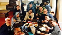 Awal tahun lalu, ia bersama rekan kerjanya makan bersama sambil membicarakan persiapan konser 1 Hati. Terlihat beragam sajian tradisional di sana. Lengkap dengan setoples kerupuk emping. Foto: Instagram opick_tomboati
