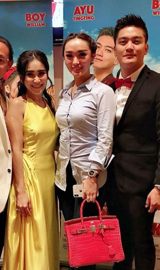 Inilah penampilan Zaskia Gotik saat menenteng tas Hermes seri Birkin Crocodile Rose Scheherazade GHW berukuran 30 cm berwarna pink. Seperti dikutip dari Instagram Hermes Selebriti, tas tersebut harganya mencapai US$ 8.900 atau sekitar Rp 1,2 miliar. Begitu mahalnya tas Hermes Birkin itu sampai-sampai ada pengguna Instagram yang berkomentar tak mungkin tas tersebut milik penyanyi yang terkenal dengan goyang itik itu. Ada yang menyebut tas tersebut KW, ada juga yang mengatakan tas asli namun disewa oleh Zaskia. Foto: Instagram