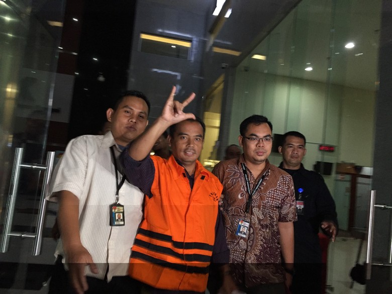 Bupati Purbalingga Pose Salam Metal Lagi Saat Ditahan KPK Bupati Purbalingga Pose Salam Metal Lagi Saat Ditahan KPK