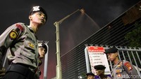 Polisi terlihat berjaga di lokasi kebakaran.
