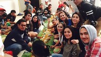 Tidak hanya tren ngopi, tampaknya tren ngeliwet juga sedang populer di kalangan selebriti Indonesia. Tak mau ketinggalan, Sibad dan rekan artis lainnya santap nasi liwet komplet dengan petai di lokasi syuting. Foto: Instagram @sitibadriahh