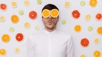 Ini sih niat banget. Daniel terlihat tidur bersama tiga macam jeru. Jeruk mandarin, lemon, jeruk nipis, dan blood orange. Foto: Instagram anniset