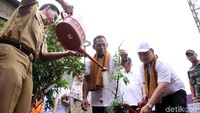 Pohon yang ditanam Muhammad Ali dan Didik Sudarmadi langsung disiram.