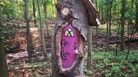 Selain rumah batu, di sisi hutan terdapat taman rahasia. Menurut cerita yang beredar, tanah tersebut kedatangan peri pada tahun 2014. Kemudian dengan ajaib muncul rumah-rumah kecil seukuran peri. (kristamarconi/Instagram)