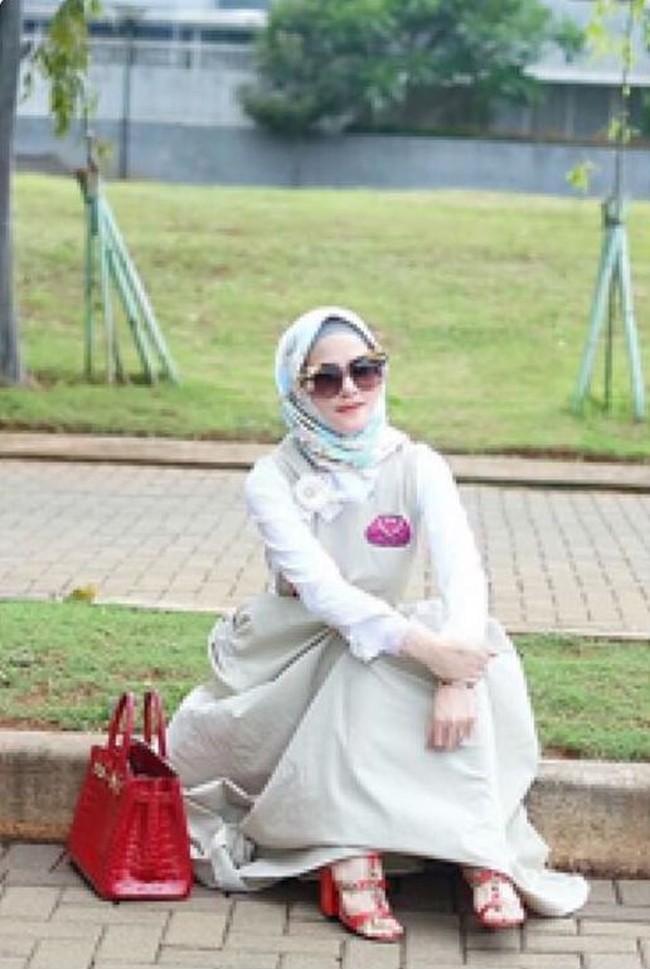 Penyanyi Angel Lelga yang dikenal sebagai kolektor tas Hermes juga tak lepas dari tudingan memakai tas KW. Apalagi Angel memiliki koleksi tas Hermes yang harganya mencapai miliaran. Salah satunya tas Hermes Birkin Braise Crocodile Porosus Gold Tone ukuran 30 cm yang dibawanya ini. Tas tersebut harganya mencapai US$ 80.000 atau sekitar Rp 1,1 miliar. Foto: Instagram