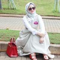 Penyanyi Angel Lelga yang dikenal sebagai kolektor tas Hermes juga tak lepas dari tudingan memakai tas KW. Apalagi Angel memiliki koleksi tas Hermes yang harganya mencapai miliaran. Salah satunya tas Hermes Birkin Braise Crocodile Porosus Gold Tone ukuran 30 cm yang dibawanya ini. Tas tersebut harganya mencapai US$ 80.000 atau sekitar Rp 1,1 miliar. Foto: Instagram