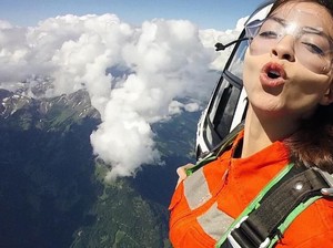Si Cantik Sandra Olga Main Skydiving, Ngeri-ngeri Kocak!