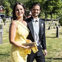 Putri Sofia tampil memukau bergaun kuning one shoulder dengan belahan tinggi untuk menghadiri sebuah pesta pernikahan. Sementara itu, suaminya, terlihat gagah mengenakan setelan abu-abu. Foto: Dok. Getty Images