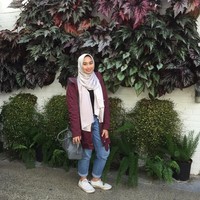 Nurul Shamsul juga aktif menulis di blog pribadinya berjudul The girl in the wine red scarf. Ia sering menulis tentang fashion, filosofi, dan psikologi. Foto: Instagram Nurul Shamsul