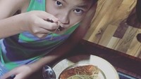 Eating spaghetti, tulis Azka. Nampak potongan salmon panggang jadi pendamping pastanya. Mau dong Azka! Foto: Instagram: @azkacorbuzier