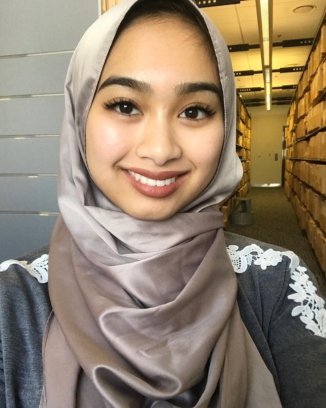 Memiliki darah Malaysia, Nurul Shamsul juga memiliki gaya yang mirip dengan kebanyakan gadis Malaysia. Ia mengenakan shawl panjang atau pashmina di kesehariannya. Foto: Instagram Nurul Shamsul