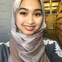 Memiliki darah Malaysia, Nurul Shamsul juga memiliki gaya yang mirip dengan kebanyakan gadis Malaysia. Ia mengenakan shawl panjang atau pashmina di kesehariannya. Foto: Instagram Nurul Shamsul