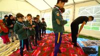Salat berjemaah di sela-sela kegiatan Pramuka. 