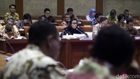 Sri Mulyani memberikan penjelasan kepada anggota Komisi XI.