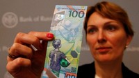 Uang kertas itu akan didistibusikan ke seluruh wilayah Rusia mulai akhir Juni. REUTERS/Sergei Karpukhin.