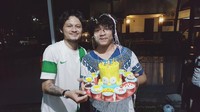Mirip nggak sih dengan adiknya? Begini kejutan yang dikasih oleh pria 25 tahun ini saat ulang tahun sang adik. Foto: Instagram @syamsir11alam