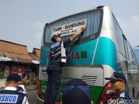 Petugas mengecek kondisi bus di Terminal Cicaheum Bandung Foto Mochamad Solehudin detik
