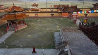 Foto: Biara Marbayasgalant merupakan salah satu biara besar di Mongolia. Biara ini dibangun pada abad ke-18, tepatnya di tahun 1727. Sekarang biara ini juga menjadi salah satu situs Warisan Budaya UNESCO. (Thomas Peter/Reuters)