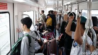 Penumpang menaiki skytrain di Bandara Soekarno Hatta.