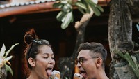  Sweet banget ngga sih. Suap suapan es krim bersama dengan sang pacar. Foto: Instagram @syamsir11alam