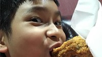 Sepertinya kegemaran Azka akan susu dan yogurt juga diimbangi makanan cepat saji. Ia juga doyan fried chicken lho. Foto: Instagram: @azkacorbuzier