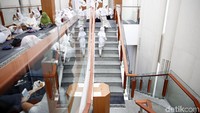 Masjid Al Istiqomah ini memang dirancang menggunakan desain yang senada dengan Gedung Telkom Landmark Tower, dari mulai warna, ornamen hingga material dibuat in line dengan konsep Gedung Telkom Landmark Tower.