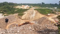 Yudi Kurniawan, Pejabat Pembuat Komitmen (PPK) Kementerian Pekerjaan Umum dan Perumahan Rakyat untuk Bendungan Sindangheula mengatakan, kendala pembebasan terdapat di beberapa area genangan yaitu di Kelurahan Sayar, Sindangheula dan Pancanegara.