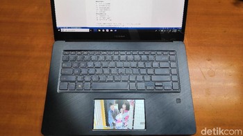 Sederhananya, screenpad adalah touchpad yang juga bisa berfungsi sebagai layar kedua. Jadi kita tetap bisa kerja sekaligus melihat video musik di YouTube misalnya, ujar Muhammad Firman, Head of Public Relations ASUS Indonesia usai konferensi pers peluncuran Asus Zenbook Pro di Humble House Taipei, Taipei, Taiwan. (Foto: detIkINET/Muhamad Reza Sulaiman)